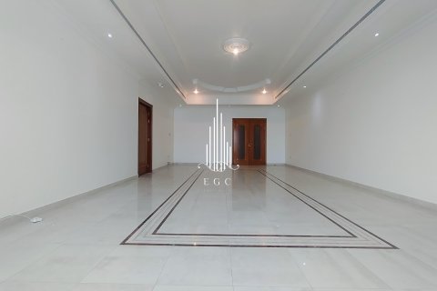 Apartment in Al Khalidiya, Abu Dhabi, UAE 3 bedrooms, 183 sq.m. № 576055 - photo 13