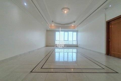 Apartment in Al Khalidiya, Abu Dhabi, UAE 3 bedrooms, 183 sq.m. № 576055 - photo 4