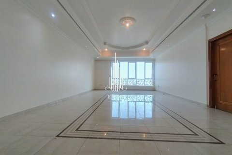 Apartment in Al Khalidiya, Abu Dhabi, UAE 3 bedrooms, 183 sq.m. № 576055 - photo 2