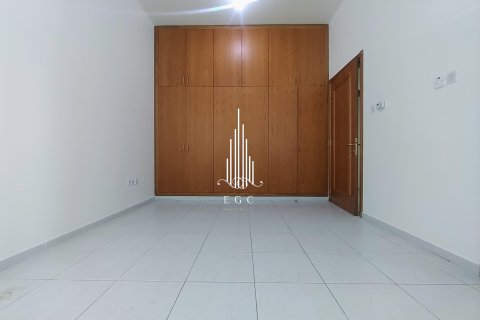 Apartment in Al Khalidiya, Abu Dhabi, UAE 3 bedrooms, 183 sq.m. № 576055 - photo 11