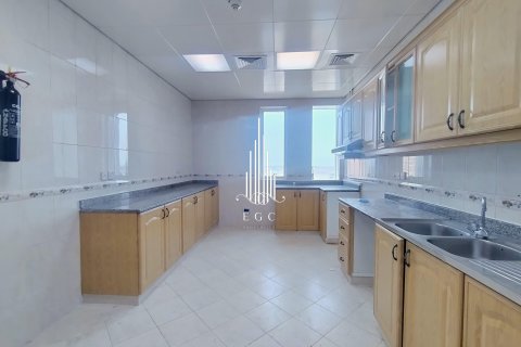Apartment in Al Khalidiya, Abu Dhabi, UAE 3 bedrooms, 183 sq.m. № 576055 - photo 8