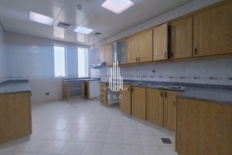 Apartment in Al Khalidiya, Abu Dhabi, UAE 3 bedrooms, 183 sq.m. № 576055 - photo 7