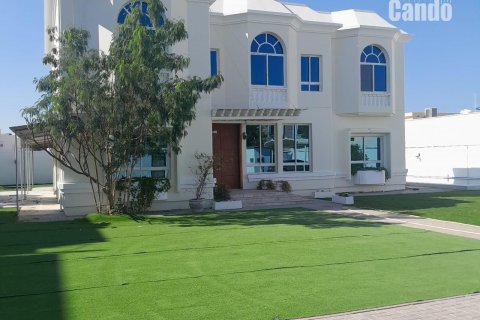 Villa in Al Barsha, Dubai, UAE 5 bedrooms, 1393.5 sq.m. № 570591 - photo 1