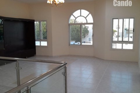 Villa in Al Barsha, Dubai, UAE 5 bedrooms, 1393.5 sq.m. № 570591 - photo 9