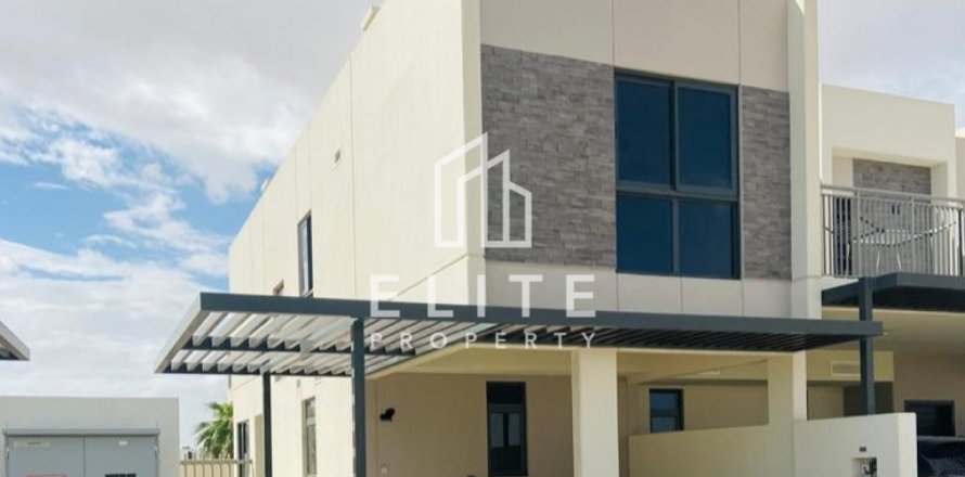 Villa in Dubai, UAE 3 bedrooms № 623452