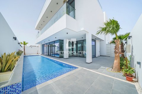 Villa in Dubai, UAE 5 bedrooms, 474 sq.m. № 593593 - photo 2