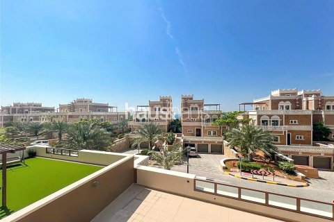 Apartment in Palm Jumeirah, Dubai, UAE 2 bedrooms, 202 sq.m. № 625791 - photo 1