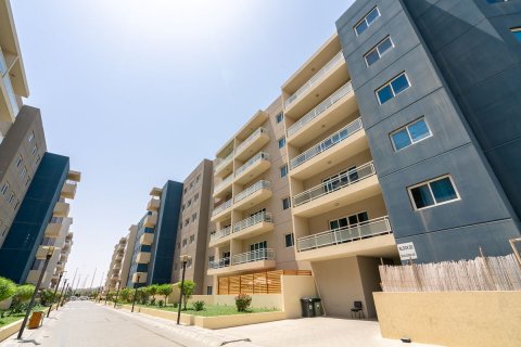 Apartment in Al Reef, Abu Dhabi, UAE 3 bedrooms, 147 sq.m. № 593910 - photo 1