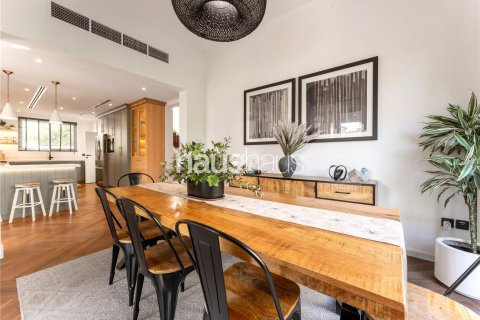 Villa in Dubai Sports City, UAE 5 bedrooms, 353 sq.m. № 626323 - photo 6