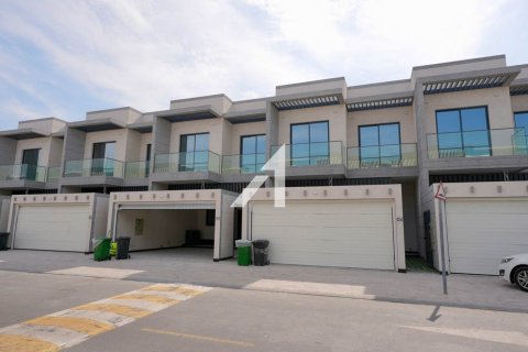 Dubai, संयुक्त अरब अमीरात में विला, 4 बेडरूम, 218.1 वर्ग मीटर, संख्या 623852 - फ़ोटो 1