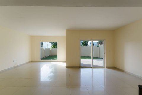 Pronë komerciale në Al Reef, Abu Dhabi, Emiratet e Bashkuara Arabe 4 dhoma gjumi, 180 m2. № 595053 - Foto 2