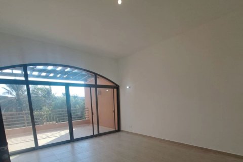 Commercial property in Abu Dhabi Gate City, UAE 5 bedrooms, 451 sq.m. № 594913 - photo 7