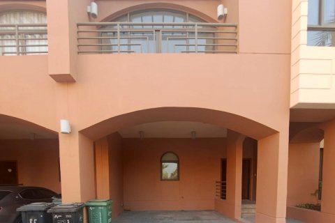 Commercial property in Abu Dhabi Gate City, UAE 5 bedrooms, 451 sq.m. № 594913 - photo 2