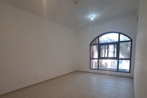 Commercial property in Abu Dhabi Gate City, UAE 5 bedrooms, 451 sq.m. № 594913 - photo 12
