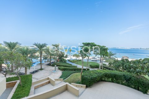 Apartment in Palm Jumeirah, Dubai, UAE 2 bedrooms, 144 sq.m. № 586061 - photo 1