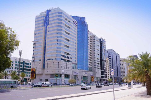 Complesso immobiliare AL MUHAIRY CENTRE a Al Khalidiya, Abu Dhabi, EAU № 228007