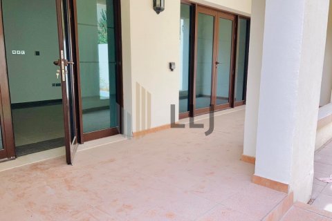 Vilë në Abu Dhabi, Emiratet e Bashkuara Arabe 3 dhoma gjumi, 297.3 m2. № 585705 - Foto 8