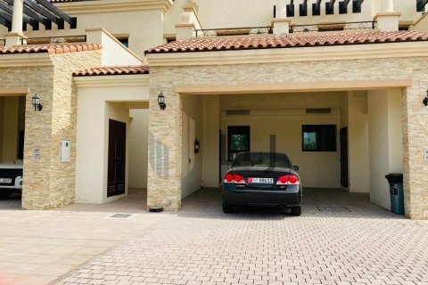Vilë në Abu Dhabi, Emiratet e Bashkuara Arabe 3 dhoma gjumi, 297.3 m2. № 585705 - Foto 1