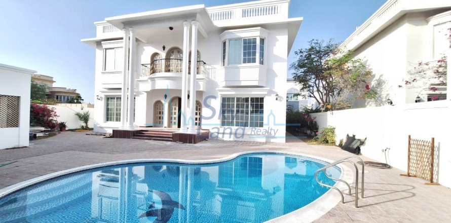 Villa in Umm Suqeim, Dubai, VAE: 5 Schlafzimmer, 464.5 m2 Nr. 590681