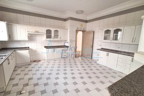 Villa zur Miete in Umm Suqeim, Dubai, VAE 5 Schlafzimmer, 464.5 m2 Nr. 590681 - Foto 5