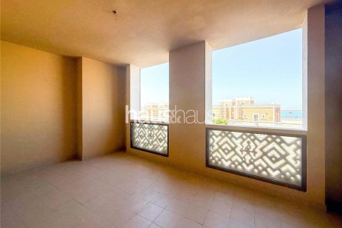 Apartment in Palm Jumeirah, Dubai, UAE 2 bedrooms, 224 sq.m. № 625789 - photo 9