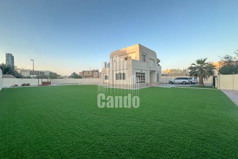 Villa in Al Barsha, Dubai, UAE 5 bedrooms, 464.5 sq.m. № 552562 - photo 1