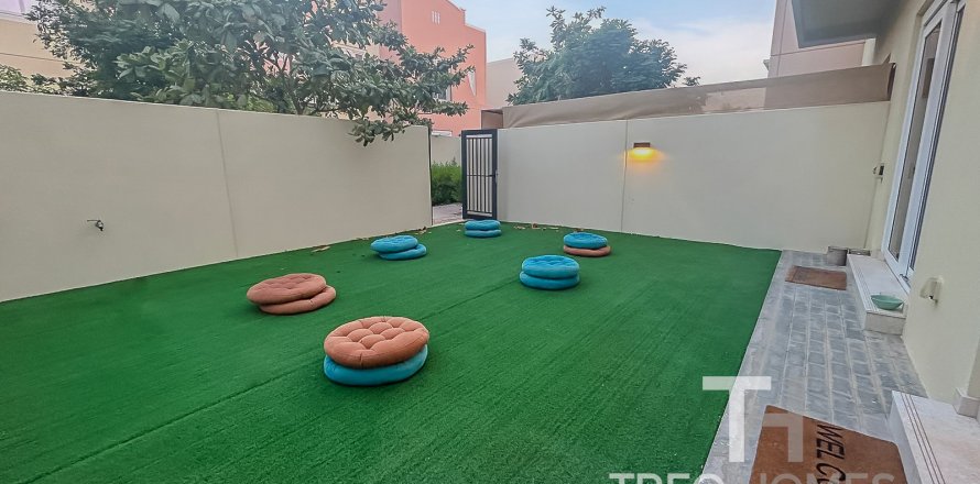 Vilë në Dubai, Emiratet e Bashkuara Arabe 3 dhoma gjumi, 163 m2. № 586727