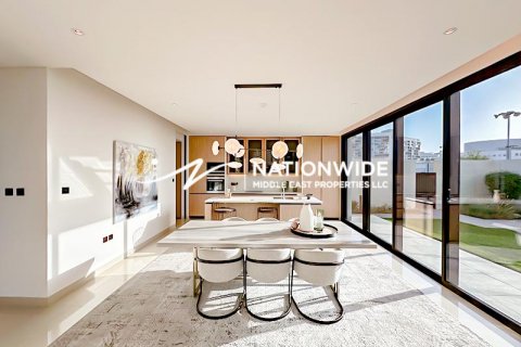 Vilë në Abu Dhabi, Emiratet e Bashkuara Arabe 4 dhoma gjumi, 461 m2. № 612788 - Foto 3